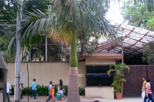 Why is Juhu preferred for buying luxury apartments in Mumbai?