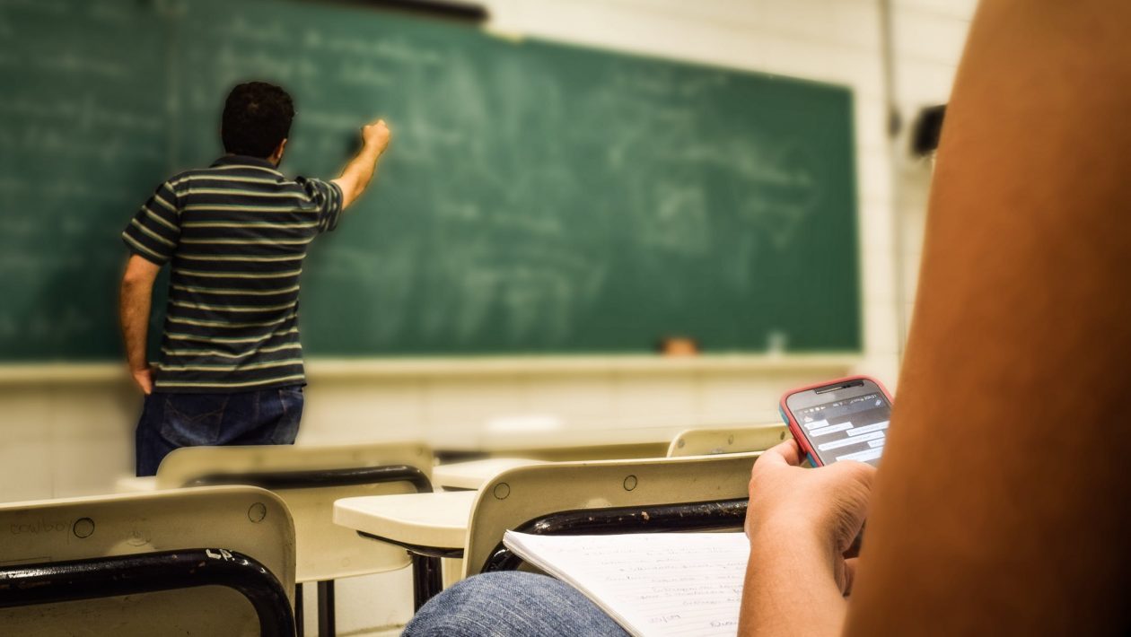 5 benefits of introducing mobile apps in classrooms